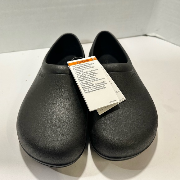 Crocs At Work On The Clock Slip On Clogs Black M6/W8. 205073-001. NWT - Picture 5 of 9